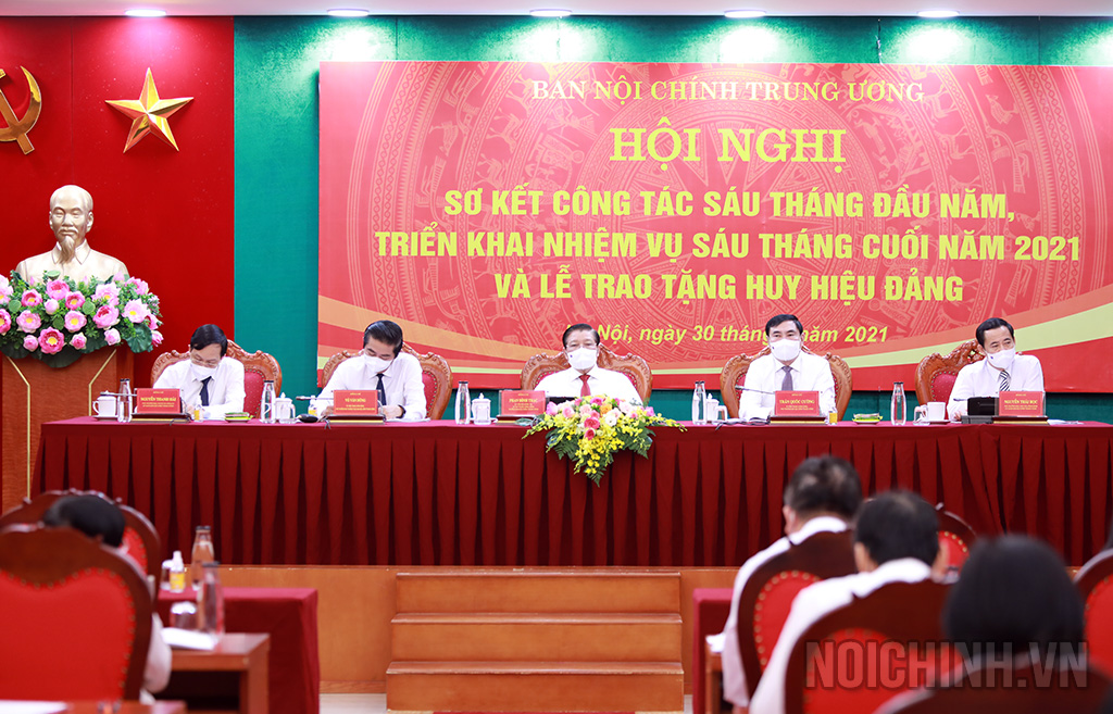 Các đồng chí chủ trì Hội nghị