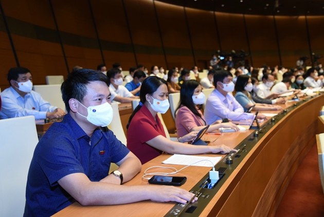 Đại biểu Quốc hội bấm nút biểu quyết thông qua nghị quyết về việc thành lập 2 đoàn giám sát chuyên đề của Quốc hội năm 2022