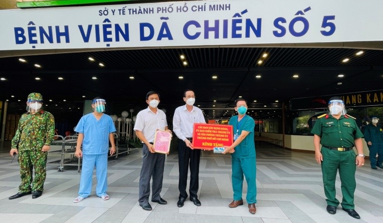 Đồng chí Lê Thanh Liêm, Trưởng Ban Nội chính Thành ủy thăm, động viên đội ngũ y bác sĩ, lực lượng tuyến đầu trong việc chăm sóc sức khoẻ, điều trị cho người dân mắc Covid-19