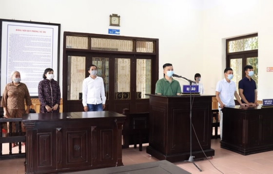 Tòa án nhân dân huyện Giao Thủy, tỉnh Nam Đinh xét xử sơ thẩm vụ án “Chống người thi hành công vụ”, được truyền thanh trực tiếp đến các xã, thị trấn trên địa bàn huyện, nhằm tuyên truyền, giáo dục Nhân dân chấp hành nghiêm các quy định về phòng, chống dịch bệnh Covid-19