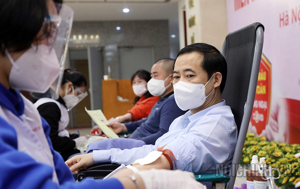 Đồng chí Nguyễn Thái Học, Phó trưởng Ban, Chủ tịch Công đoàn Cơ quan Ban Nội chính Trung ương tham gia buổi hiến máu