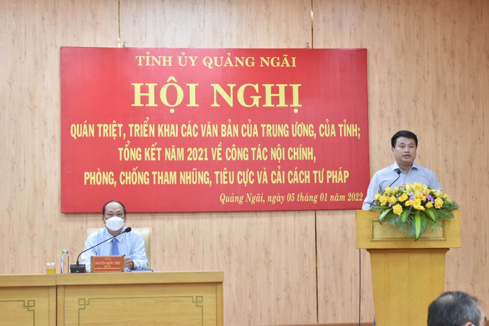 Đồng chí Đặng Ngọc Huy, Phó Bí thư Tỉnh ủy, Trưởng đoàn Đại biểu Quốc hội tỉnh phát biểu tại Hội nghị