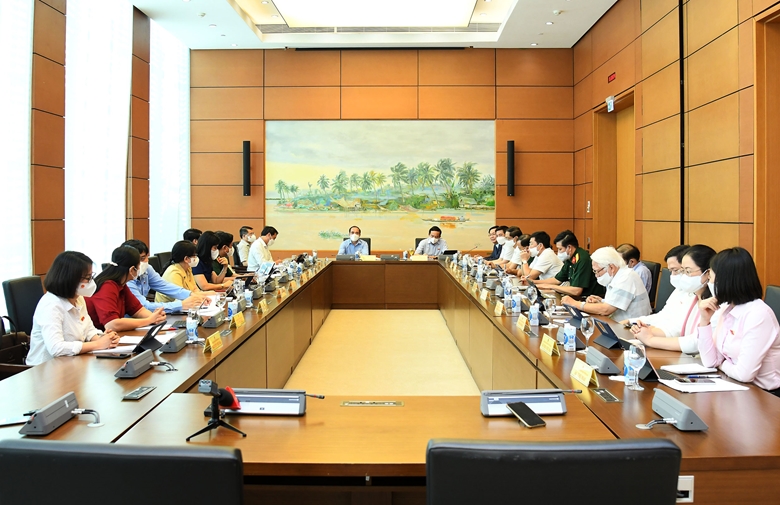 Các đại biểu Quốc hội thảo luận tại tổ về công tác thực hành tiết kiệm, chống lãng phí năm 2020