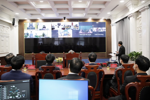 Các đại biểu tham dự buổi Lễ theo dõi phiên tòa xét xử trực tuyến tại “Trung tâm Giám sát, điều hành Tòa án nhân dân tối cao”