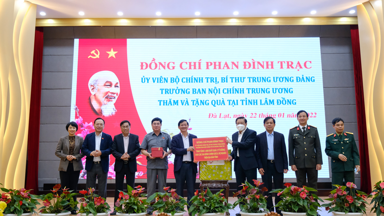 Đồng chí Phan Đình Trạc, Ủy viên Bộ Chính trị, Bí thư Trung ương Đảng, Trưởng Ban Nội chính Trung ương trao tặng 1.000 suất quà cho các gia đình chính sách, hộ nghèo trên địa bàn tỉnh