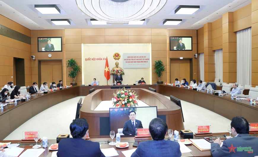 Đồng chí Vương Đình Huệ, Ủy viên Bộ Chính trị, Bí thư Đảng đoàn, Chủ tịch Quốc hội phát biểu tại buổi làm việc