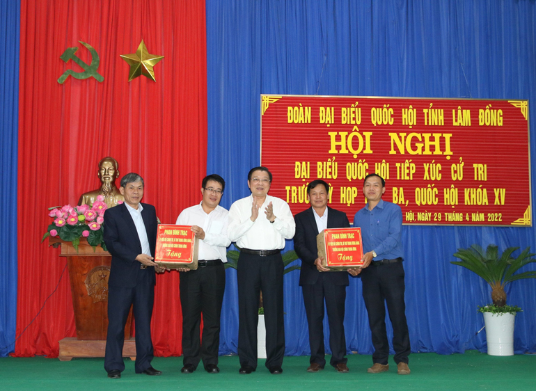 Đồng chí Phan Đình Trạc, Ủy viên Bộ Chính trị, Bí thư Trung ương Đảng, Trưởng Ban Nội chính Trung ương tặng quà cho hộ khó khăn, gia đình chính sách xã Tân Hội, huyện Đức Trọng, tỉnh Lâm Đồng