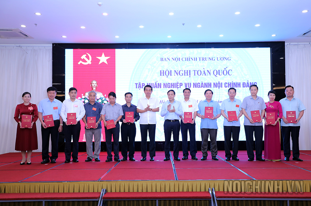 Các đồng chí: Võ Văn Dũng, Ủy viên Trung ương Đảng, Phó Trưởng ban Thường trực; Nguyễn Thanh Hải, Phó trưởng Ban