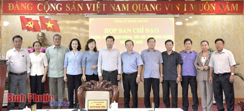 Các thành viên Ban chỉ đạo phòng, chống tham nhũng, tiêu cực tỉnh Bình Phước ra mắt tại lễ công bố (Ảnh: Báo Bình Phước)