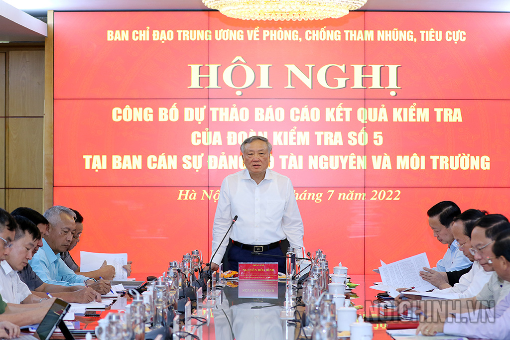 Đồng chí Nguyễn Hòa Bình, Ủy viên Bộ Chính trị, Bí thư Trung ương Đảng, Chánh án Tòa án nhân dân tối cao, Ủy viên Ban Chỉ đạo Trung ương về PCTN, TC, Trưởng Đoàn kiểm tra số 5 phát biểu tại Hội nghị