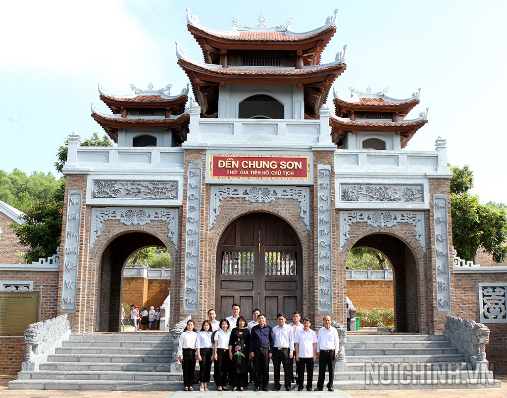 Đồng chí Trần Quốc Cường, Ủy viên Trung ương Đảng, Phó Trưởng Ban Nội chính Trung ương và Đoàn cán bộ, công chức Ban Nội chính Trung ương, Ban Nội chính Tỉnh ủy Nghệ An chụp ảnh lưu niệm tại đền Chung Sơn - nơi thờ gia tiên Chủ tịch Hồ Chí Minh tại núi Chung, xã Kim Liên, huyện Nam Đàn, tỉnh Nghệ An