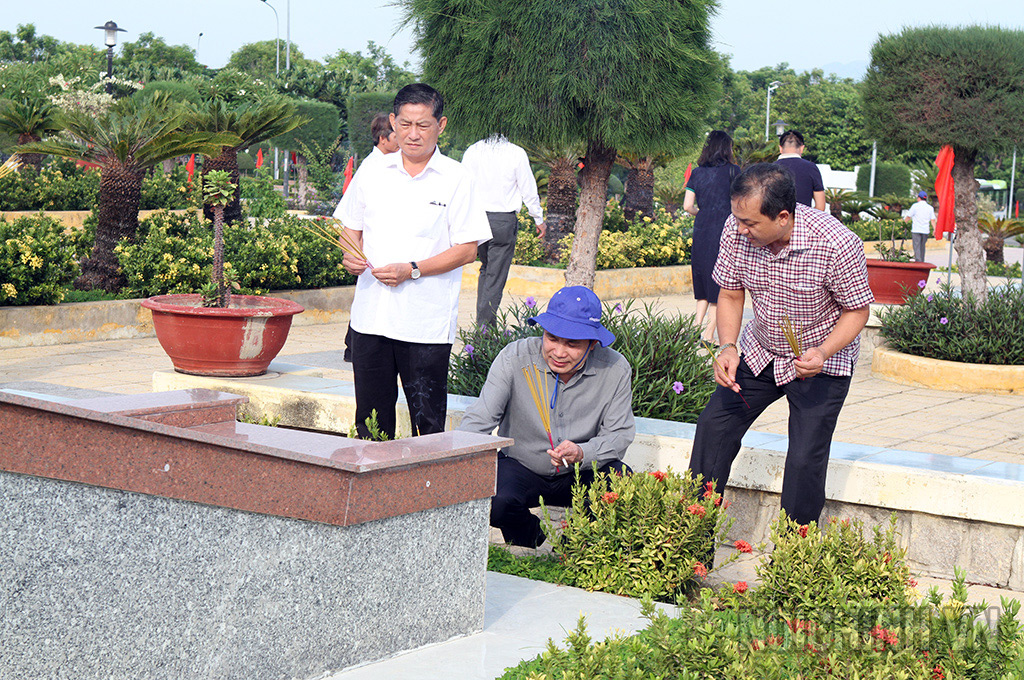 Đồng chí Nguyễn Văn Yên, Phó Trưởng Ban Nội chính Trung ương thắp hương cho các anh hùng liệt sỹ tại nghĩa trang liệt sỹ tỉnh Ninh Thuận