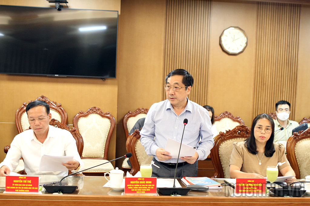 Đồng chí Nguyễn Khắc Minh, Quyền Vụ trưởng Vụ Theo dõi công tác phòng, chống tham nhũng, tiêu cực, Thư ký Đoàn kiểm tra trình bày báo cáo tại buổi làm việc