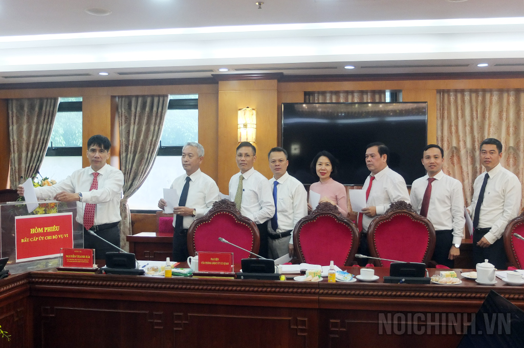 Đảng viên Chi bộ Vụ Cơ quan nội chính bỏ phiếu bầu Ban Chi ủy nhiệm kỳ 2022-2025