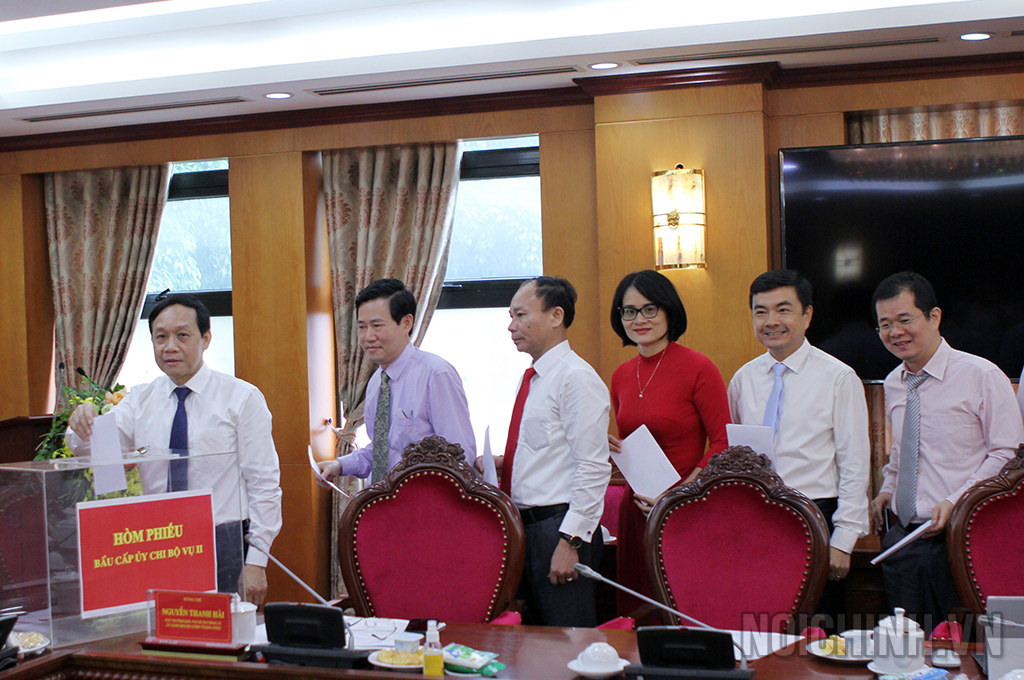 Đảng viên Chi bộ Vụ Cơ quan nội chính bỏ phiếu bầu Ban Chi ủy nhiệm kỳ 2022-2025