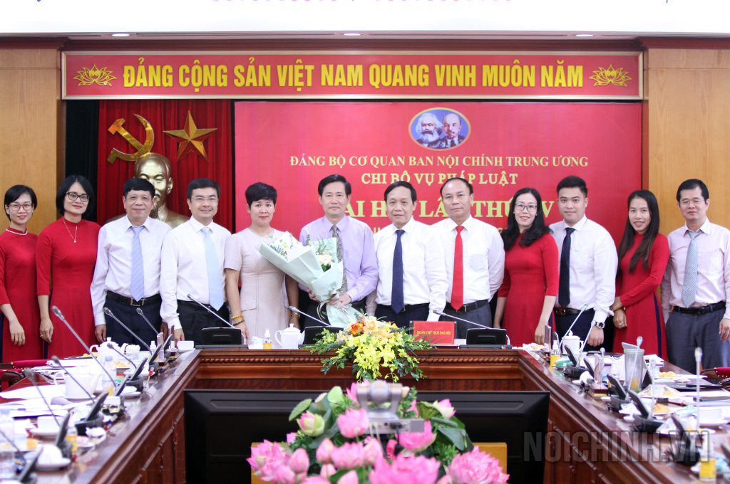 Đại diện Đảng ủy, Công đoàn, Đoàn thanh niên Cơ quan Ban Nội chính Trung ương chúc mừng Ban Chi ủy Vụ  Pháp luật nhiệm kỳ 2022-2025