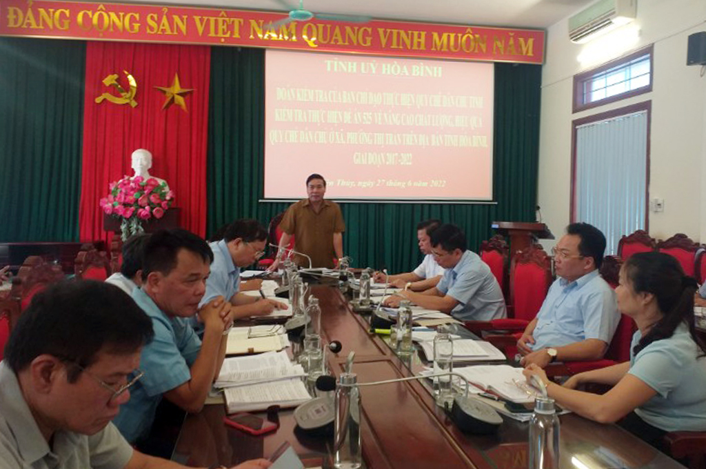 Đồng chí Bùi Tiến Lực, Ủy viên Ban Thường vụ Tỉnh ủy, Trưởng Ban Dân vận Tỉnh ủy, Chủ tịch UB MTTQ tỉnh Hòa Bình kiểm tra việc thực hiện quy chế dân chủ tại huyện Lạc Thủy