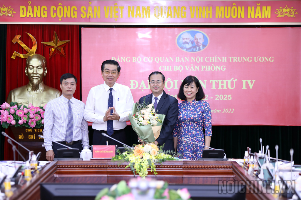 Đồng chí Võ Văn Dũng, Ủy viên Trung ương Đảng, Phó Trưởng Ban Thường trực, Bí thư Đảng ủy Cơ quan Ban Nội chính Trung ương tặng hoa chúc mừng Chi ủy Văn phòng Ban Nội chính Trung ương, nhiệm kỳ 2022-2025
