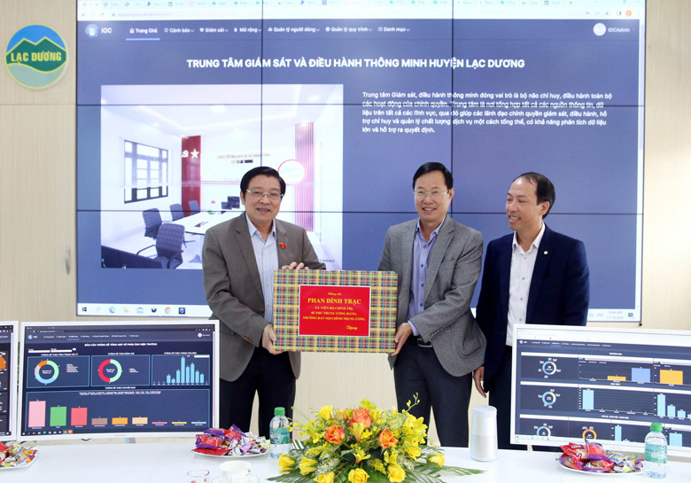 Đồng chí Phan Đình Trạc, Ủy viên Bộ Chính trị, Bí thư Trung ương Đảng, Trưởng Ban Nội chính Trung ương thăm và tặng Trung tâm Điều hành thông minh huyện Lạc Dương