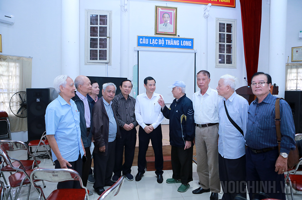 Đồng chí Nguyễn Thái Học, Phó trưởng Ban Nội chính Trung ương và thành viên Câu lạc bộ Thăng Long trao đổi