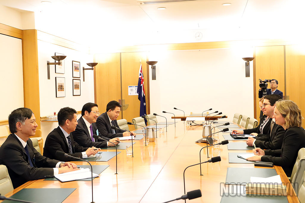 Đồng chí Phan Đình Trạc, Ủy viên Bộ Chính trị, Bí thư Trung ương Đảng, Trưởng Ban Nội chính Trung ương làm việc với Hạ nghị sỹ, đồng Bộ trưởng Mark Gorman