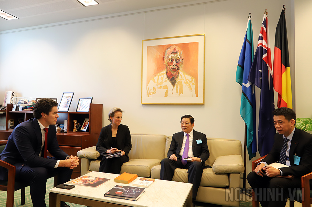 Đồng chí Phan Đình Trạc, Ủy viên Bộ Chính trị, Bí thư Trung ương Đảng, Trưởng Ban Nội chính Trung ương làm việc với Hạ nghị sỹ Tim Watt, đồng Bộ trưởng Ngoại giao