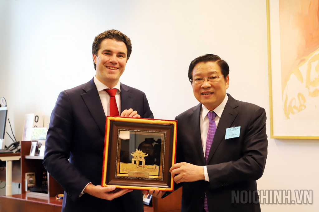 Đồng chí Phan Đình Trạc, Ủy viên Bộ Chính trị, Bí thư Trung ương Đảng, Trưởng Ban Nội chính Trung ương tặng quà lưu niệm cho hạ nghị sỹ  Tim Watts