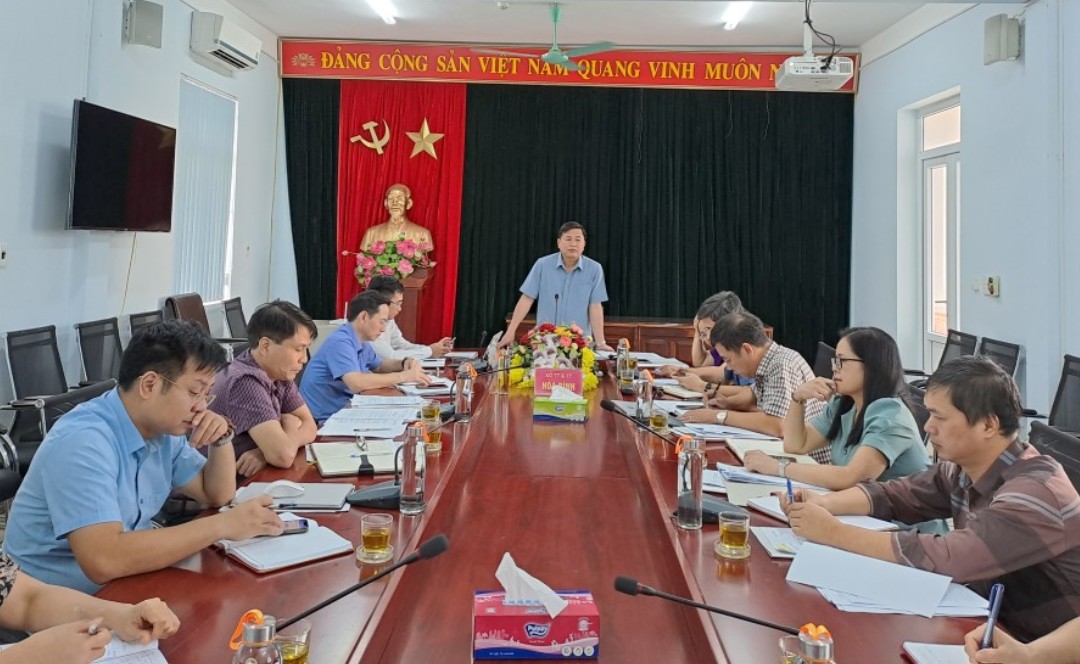 Đồng chí Đinh Công Sứ, Phó Chủ tịch UBND tỉnh kiểm tra việc thực hiện quy chế dân chủ tại Sở Thông tin và Truyền thông