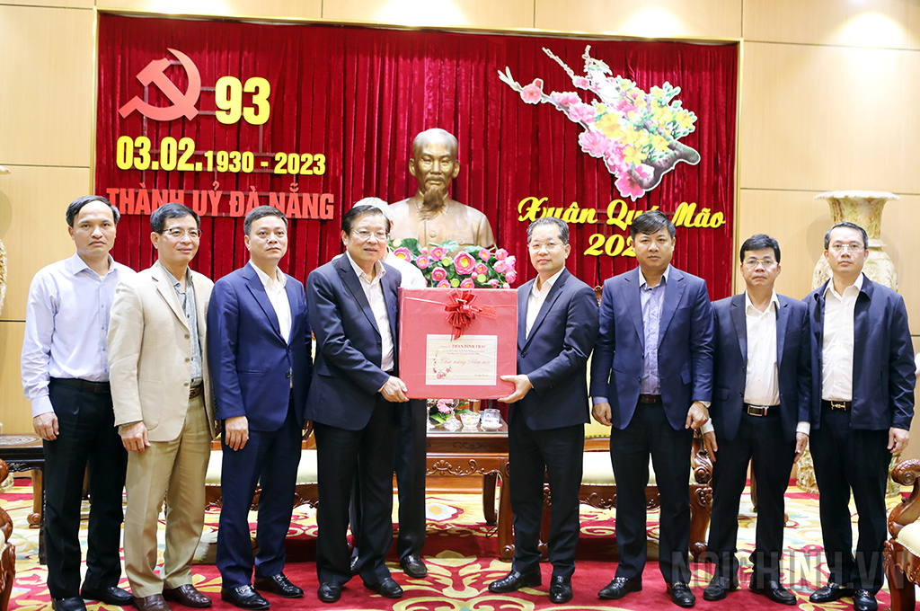 Đồng chí Phan Đình Trạc, Ủy viên Bộ Chính trị, Bí thư Trung ương Đảng, Trưởng Ban Nội Chính Trung ương tặng quà Thành ủy Đà Nẵng