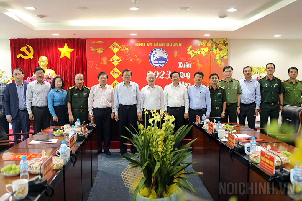 Đồng chí Phan Đình Trạc, Ủy viên Bộ Chính trị, Bí thư Trung ương Đảng, Trưởng Ban Nội chính Trung ương chụp ảnh lưu niệm với lãnh đạo và đại diện các cơ quan nội chính tỉnh Bình Dương