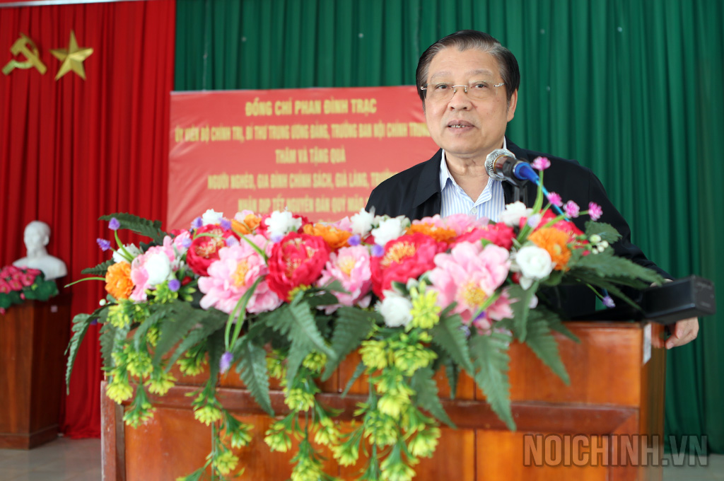Đồng chí Phan Đình Trạc, Ủy viên Bộ Chính trị, Bí thư Trung ương Đảng, Trưởng Ban Nội chính Trung ương phát biểu tại buổi làm việc với xã Quảng Trực, huyện Tuy Đức, tỉnh Đắk Nông