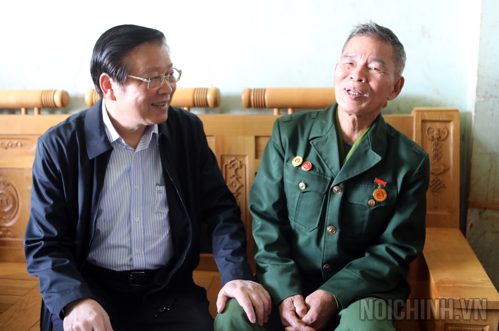 Đồng chí Phan Đình Trạc, Ủy viên Bộ Chính trị, Bí thư Trung ương Đảng, Trưởng Ban Nội chính Trung ương thăm hỏi, tặng quà cho thương binh hạng 2/4 Vũ Tự Nhiên, ở bon Bu Dăr