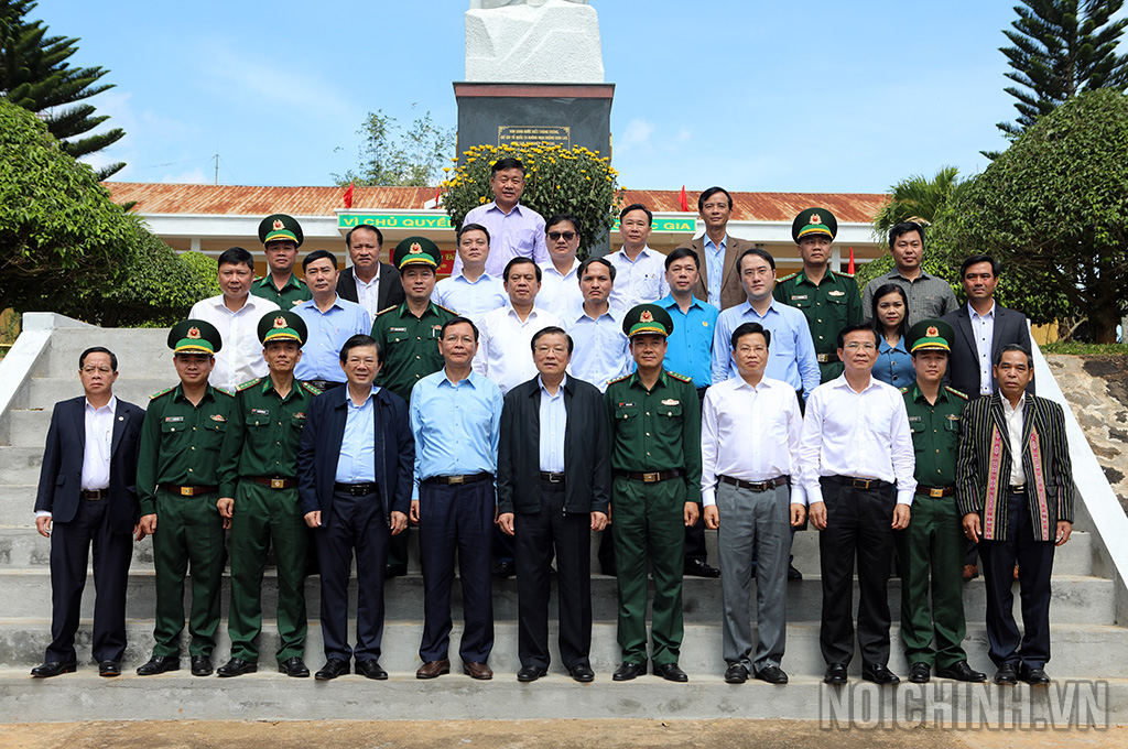 Đồng chí Phan Đình Trạc, Ủy viên Bộ Chính trị, Bí thư Trung ương Đảng, Trưởng Ban Nội chính Trung ương và lãnh đạo tỉnh Đắk Nông chụp ảnh lưu niệm với cán bộ, chiến sỹ Đồn Biên phòng Cửa khẩu Thuận An