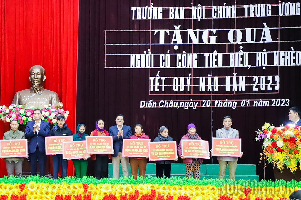 Đồng chí Phan Đình Trạc, Ủy viên Bộ Chính trị, Bí thư Trung ương Đảng, Trưởng Ban Nội chính Trung ương và đồng chí Hoàng Nghĩa Hiếu, Phó Bí thư Tỉnh ủy trao tặng kinh phí hỗ trợ xây dựng 10 căn nhà đại đoàn kết cho 10 hộ gia đình đặc biệt khó khăn trên địa bàn huyện Diễn Châu