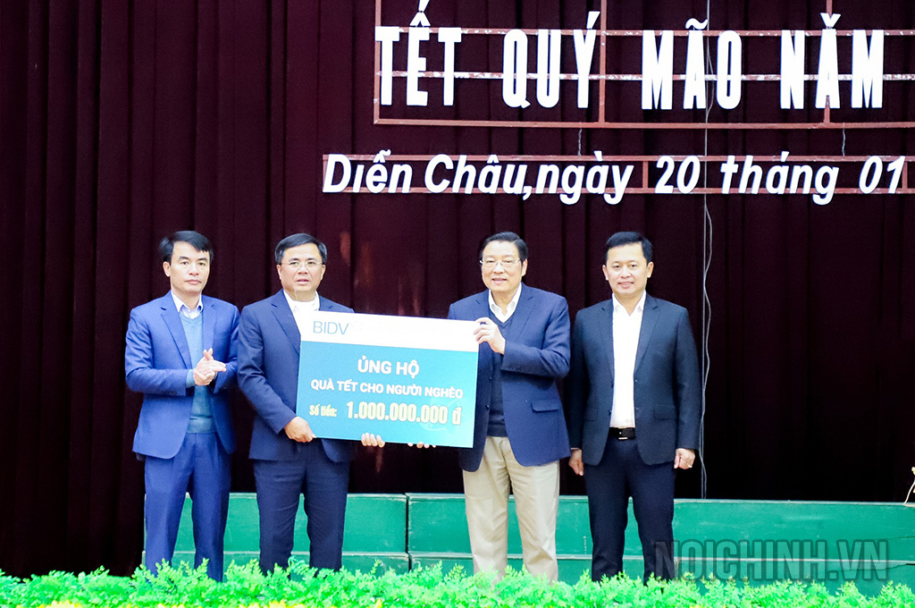 Đồng chí Phan Đình Trạc, Ủy viên Bộ Chính trị, Bí thư Trung ương Đảng, Trưởng Ban Nội chính Trung ương tặng 1.000 suất quà cho hộ nghèo có hoàn cảnh đặc biệt khó khăn trên địa bàn huyện Diễn Châu, tỉnh Nghệ An