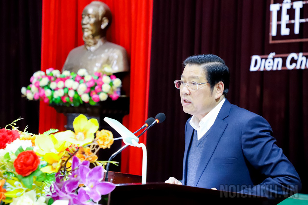 Đồng chí Phan Đình Trạc, Ủy viên Bộ Chính trị, Bí thư Trung ương Đảng, Trưởng Ban Nội chính Trung ương phát biểu động viên Đảng bộ, chính quyền và Nhân dân huyện Diễn Châu, tỉnh Nghệ An