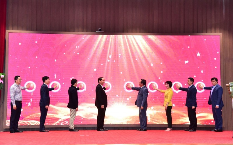 Các đại biểu nhấn nút phát động Cuộc thi