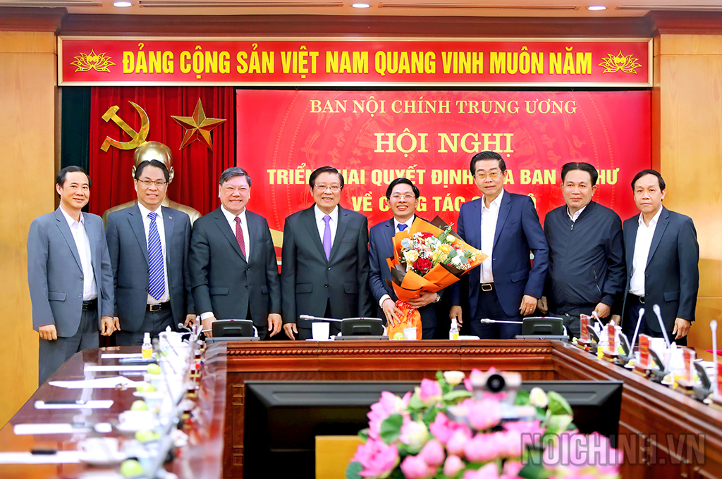 Các đồng chí: Phan Đình Trạc, Ủy viên Bộ Chính trị, Bí thư Trung ương Đảng, Trưởng Ban Nội chính Trung ương; Trần Văn Rón, Ủy viên Trung ương Đảng, Phó Chủ nhiệm Thường trực Ủy ban kiểm tra Trung ương; Phan Thăng An, Phó trưởng Ban Tổ chức Trung ương và các đồng chí Phó trưởng Ban Nội chính Trung ương chúc mừng đồng chí Đặng Văn Dũng