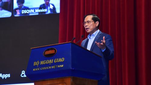 Đồng chí Bùi Thanh Sơn, Ủy viên Trung ương Đảng, Bí thư Ban cán sự đảng, Bí thư Đảng ủy, Bộ trưởng Ngoại giao phát biểu tại Hội nghị