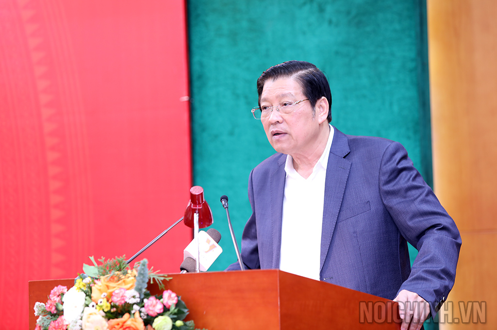 Đồng chí Phan Đình Trạc, Ủy viên Bộ Chính trị, Bí thư Trung ương Đảng, Trưởng Ban Nội chính Trung ương, Phó Trưởng ban Thường trực Ban Chỉ đạo Trung ương về phòng, chống tham nhũng, tiêu cực phát biểu tại Hội nghị