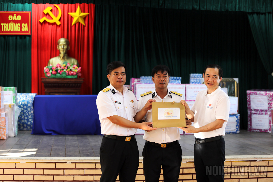 Đồng chí Nguyễn Thái Học, Phó trưởng Ban Nội chính Trung ương tặng sách cán bộ, chiến sĩ đảo Trường Sa