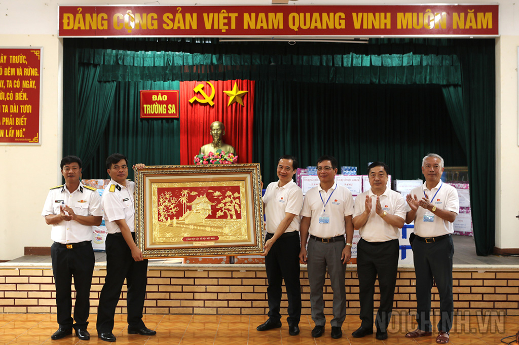 Đại diện Đoàn Đại biểu ngành Nội chính Đảng tặng quà động viên cán bộ, chiến sĩ Đảo Trường Sa Lớn