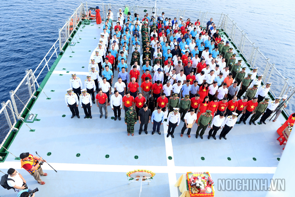 Đoàn công tác làm lễ tưởng niệm, tri ân cán bộ, chiến sĩ đã hy sinh vì nhiệm vụ bảo vệ chủ quyền biển, đảo khu vực biển Cô Lin, Len Đao, Gạc Ma