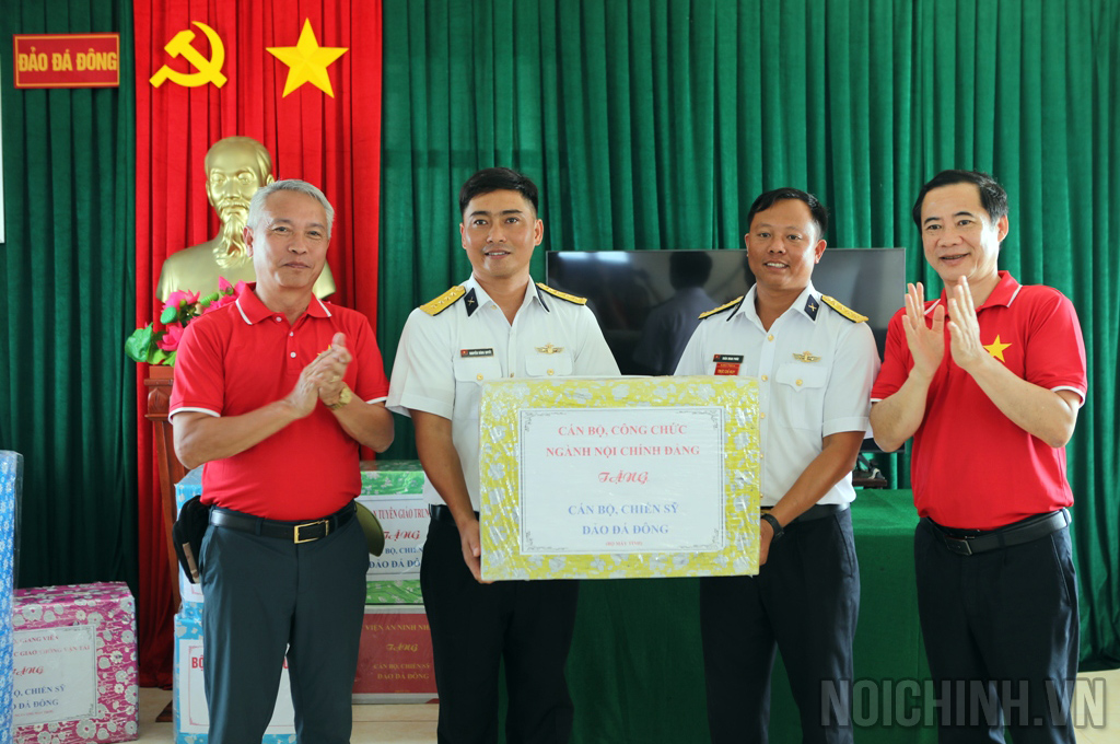 Đồng chí Nguyễn Thái Học, Phó Trưởng Ban Nội chính Trung ương, Trưởng Đoàn Đại biểu ngành Nội chính Đảng tặng quà động viên cán bộ, chiến sĩ Đá Đông (A)