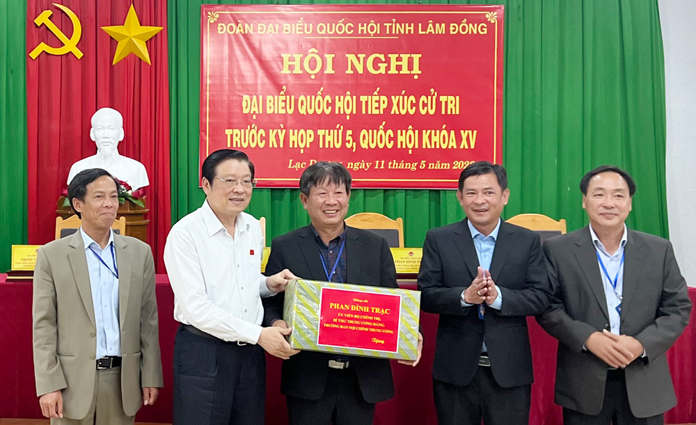 Đồng chí Phan Đình Trạc, Ủy viên Bộ Chính trị, Bí thư Trung ương Đảng, Trưởng Ban Nội chính Trung ương tặng quà cho tập thể cán bộ, nhân viên Vườn quốc gia Bidoup - Núi Bà