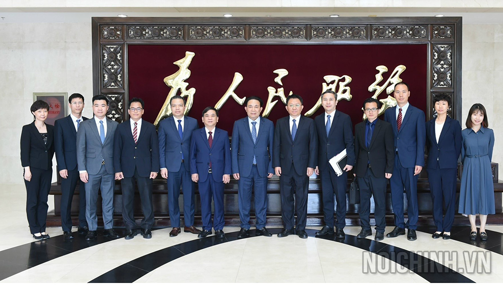 Đồng chí Nguyễn Văn Yên, Phó Trưởng Ban Nội chính Trung ương cùng Đoàn công tác chụp ảnh lưu niệm với đồng chí Triệu Thế Dũng, Ủy viên Thường vụ Ủy ban Kiểm tra kỷ luật Trung ương, Ủy viên Ủy ban Giám sát Quốc gia Đảng Cộng sản Trung Quốc và phía bạn 