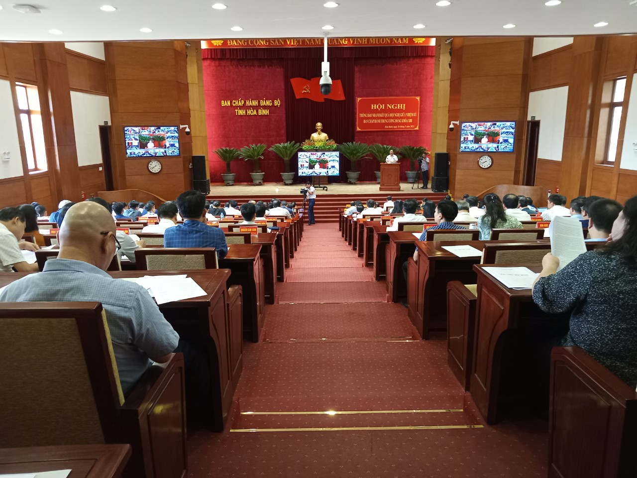 Hội nghị thông báo nhanh kết quả giữa nhiệm kỳ Đại hội XIII của Đảng tại Đảng bộ tỉnh Hòa Bình