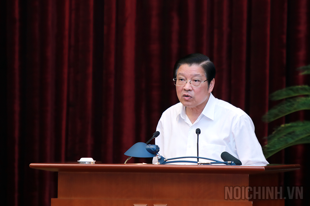 Đồng chí Phan Đình Trạc, Ủy viên Bộ Chính trị, Bí thư Trung ương Đảng, Trưởng Ban Nội chính Trung ương, Phó Trưởng ban Thường trực Ban Chỉ đạo Trung ương về phòng, chống tham nhũng, tiêu cực phát biểu tại Hội nghị