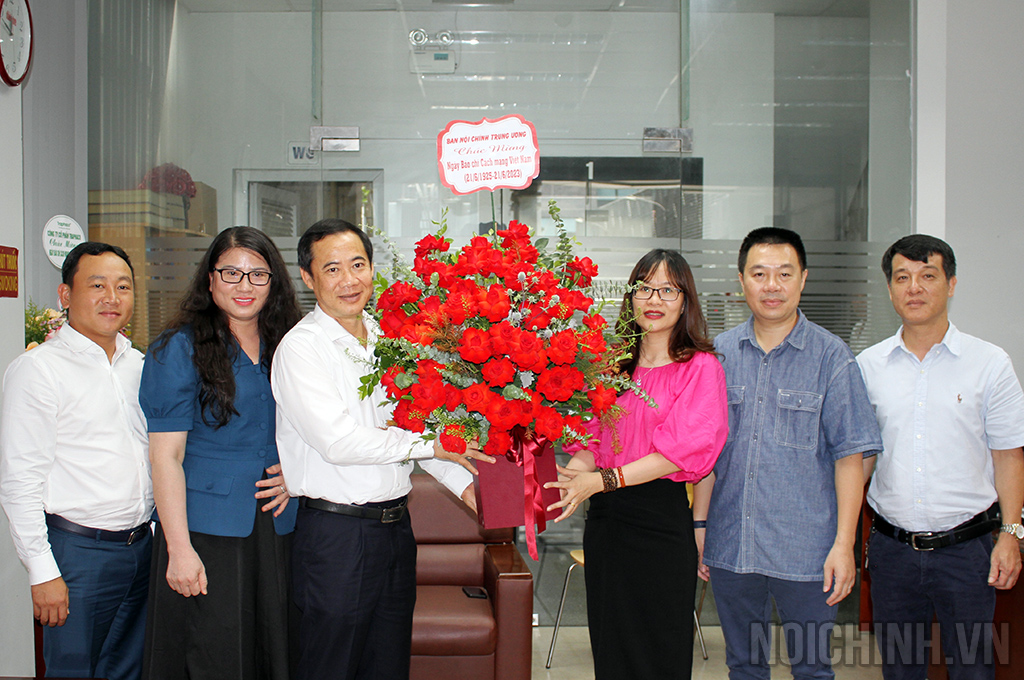Đồng chí Nguyễn Thái Học, Phó Trưởng Ban Nội chính Trung ương tặng hoa chúc mừng Báo Tuổi trẻ (Văn phòng đại diện tại Hà Nội)