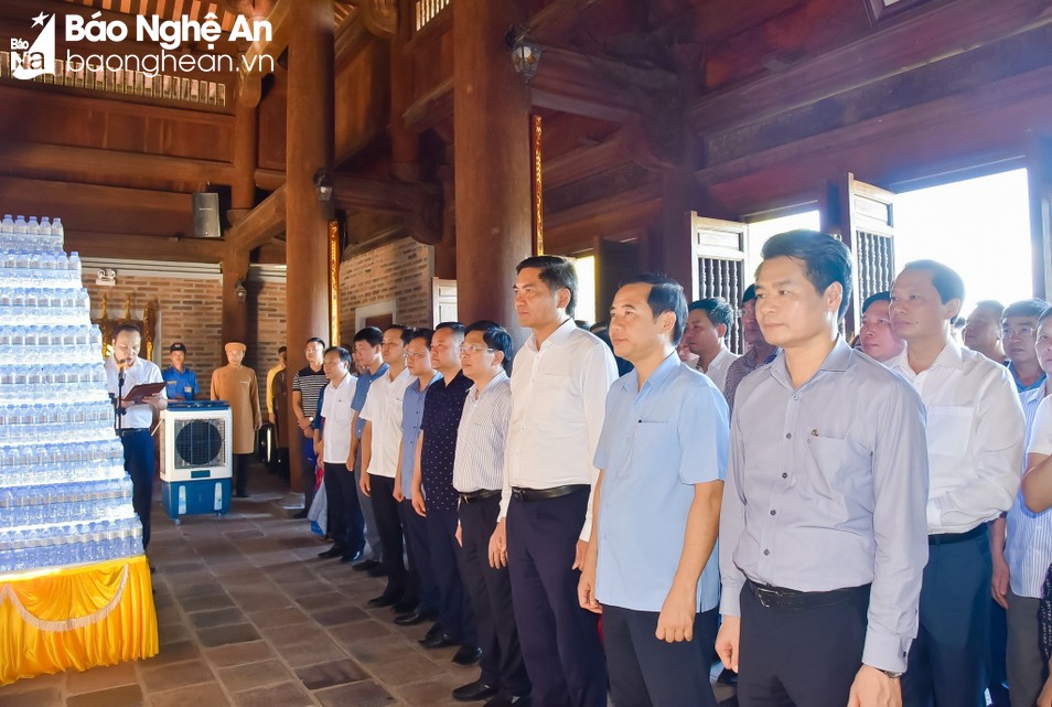 Đoàn đại biểu dâng hoa, dâng hương tại Đền thờ Chung Sơn xã Kim Liên, huyện Nam Đàn, tỉnh Nghệ An